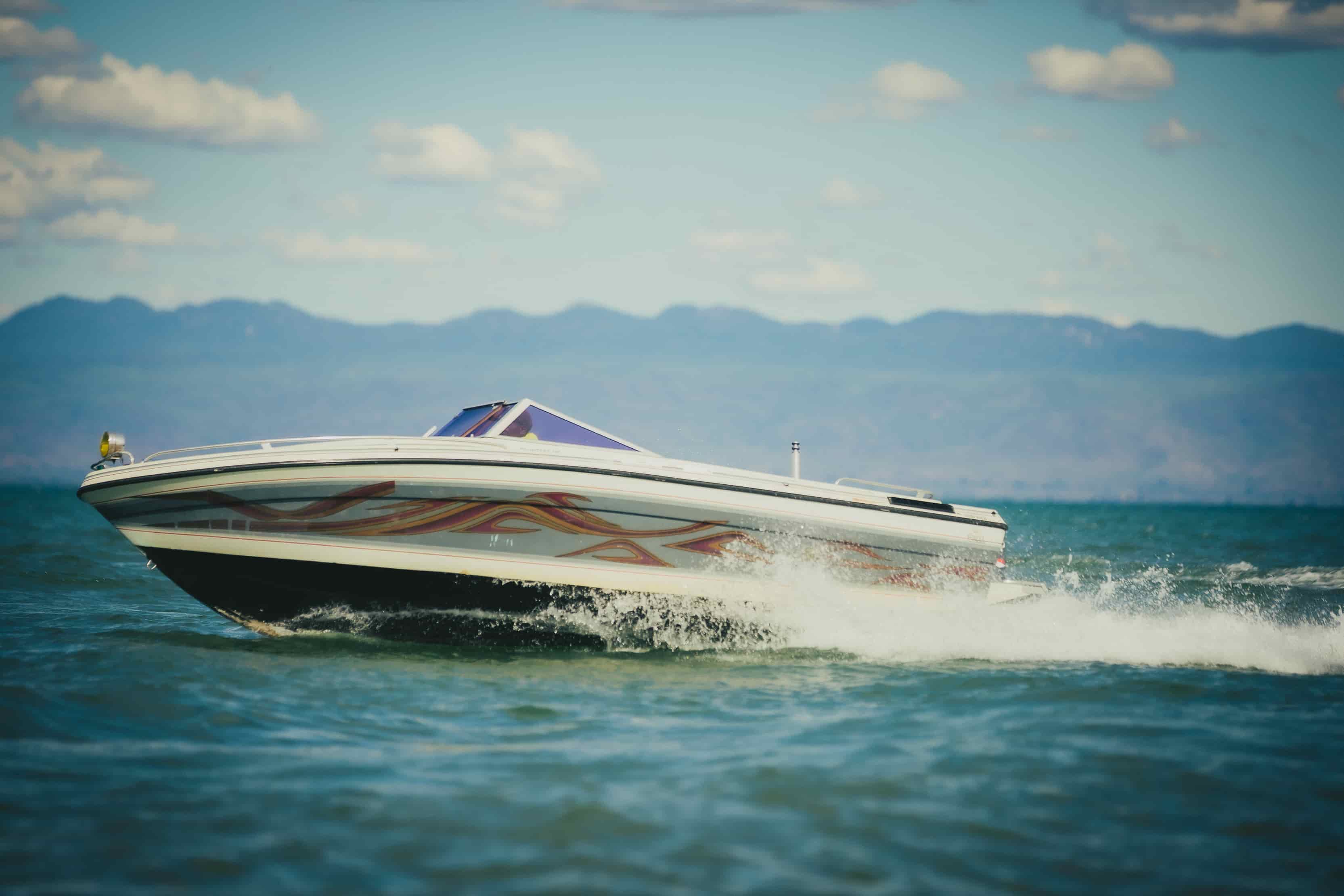 boat-cruising-on-the-lake