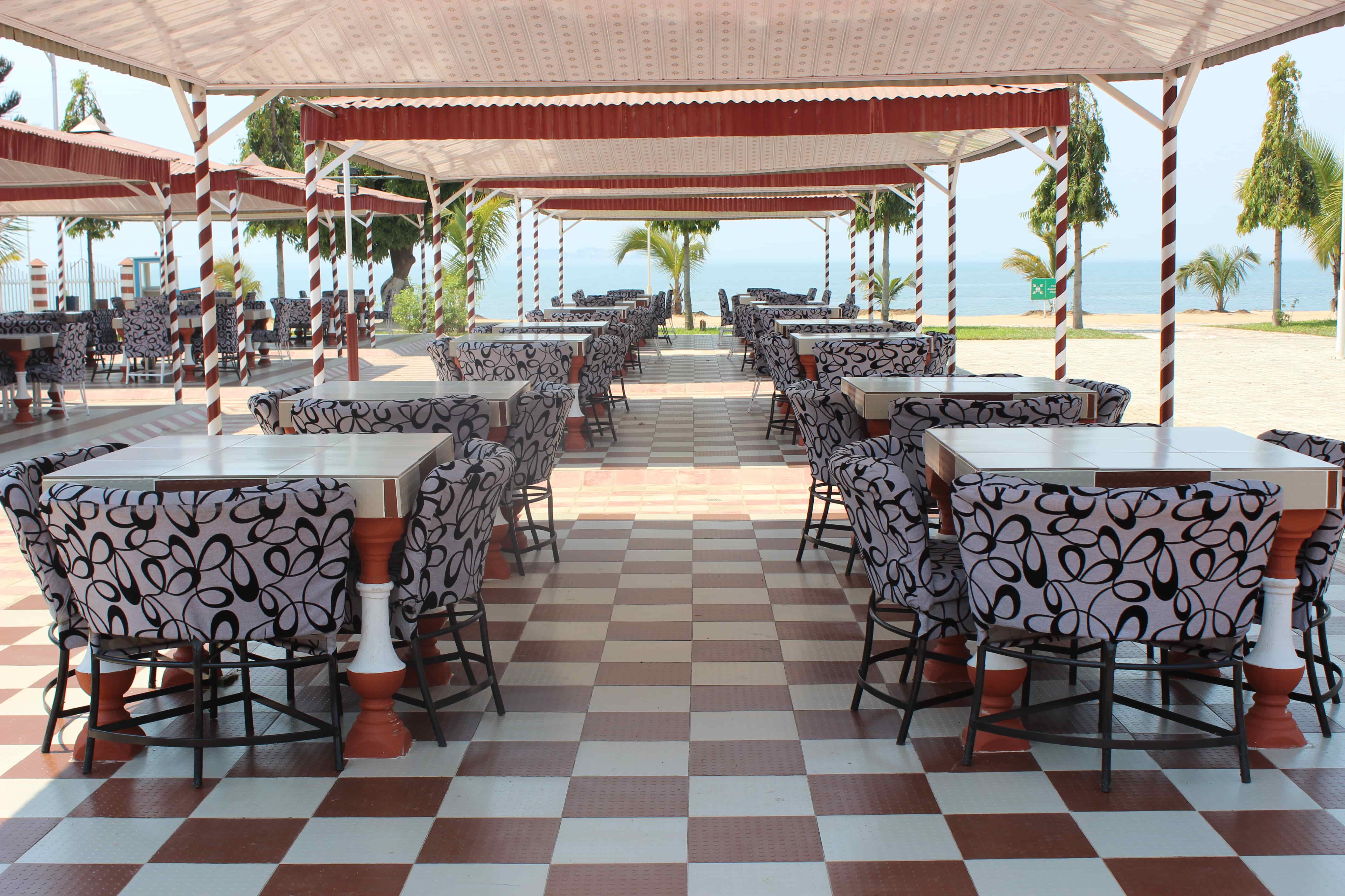 outside restaurant tables facing the lake